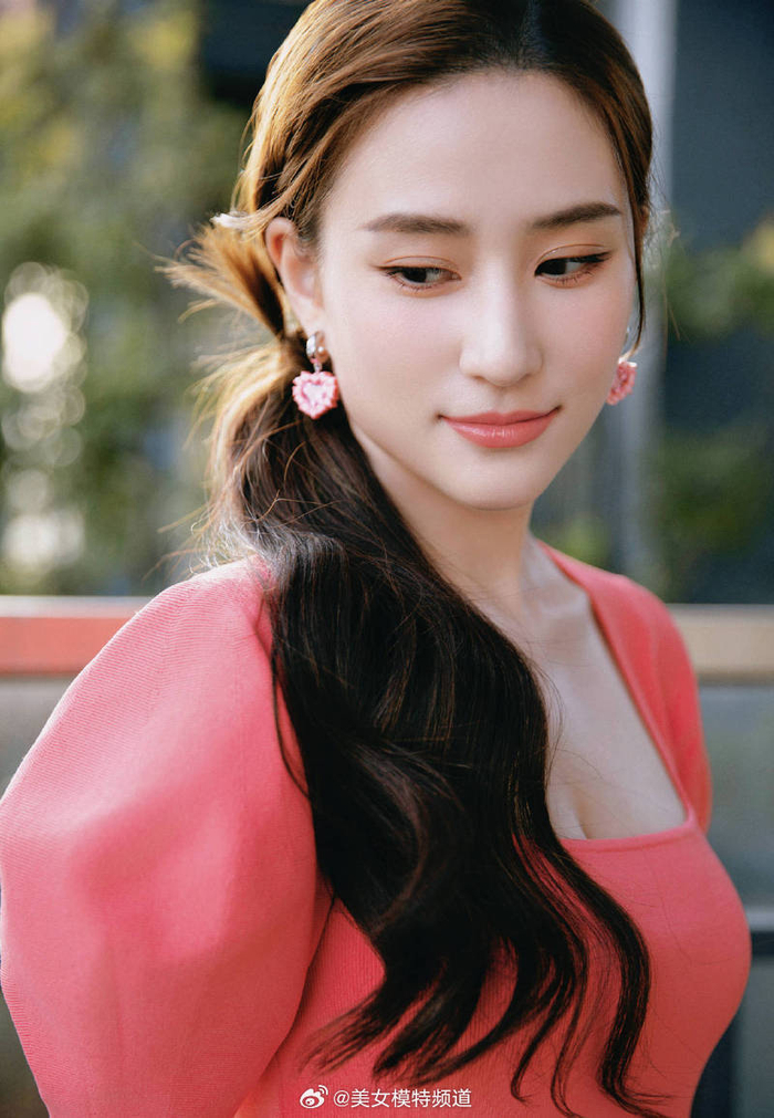 何超莲穿低领裙展露好身材 粉色爱心耳环甜度爆表__