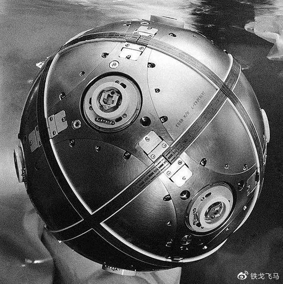 在洲际弹道导弹的制导系统中，并不存在卫星制导