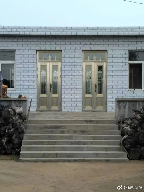 所谓"门开双口",就是指同一面墙的上面,并排设计了两道门.