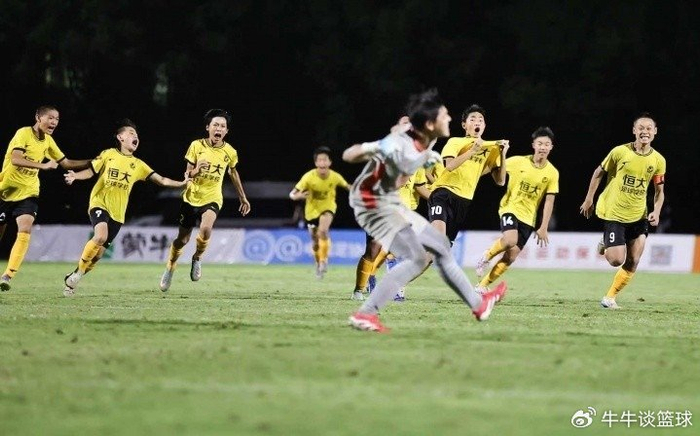 雨战点球夺冠！恒大足校逆袭，夺首座中青赛冠军，盼重返职业联赛