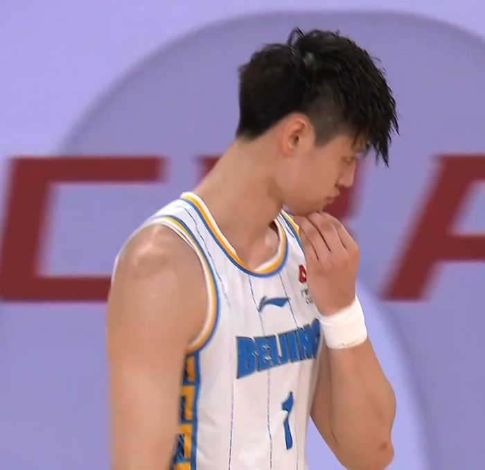 cba最脏球员任骏威出脚,垫脚曾凡博一脸无辜,或是5人驱逐导火索|任骏