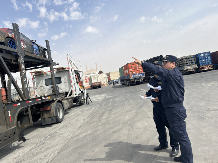 中国汽车飘移车队通过内蒙古二连浩特口岸出征蒙古国赛事