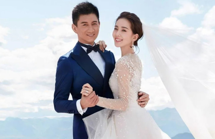 据报导,狗仔近日拍到吴奇隆,刘诗诗带儿子步步开车出门,刘诗诗抱儿子