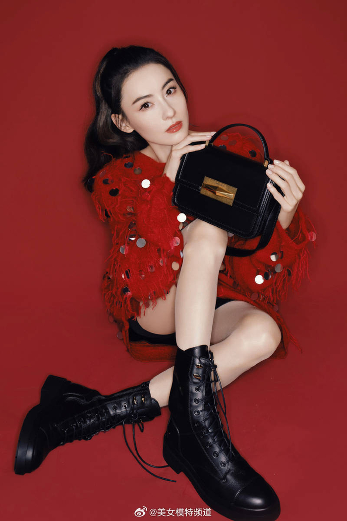 张柏芝最新写真穿红色亮片毛衣头扎高马尾俏皮可爱