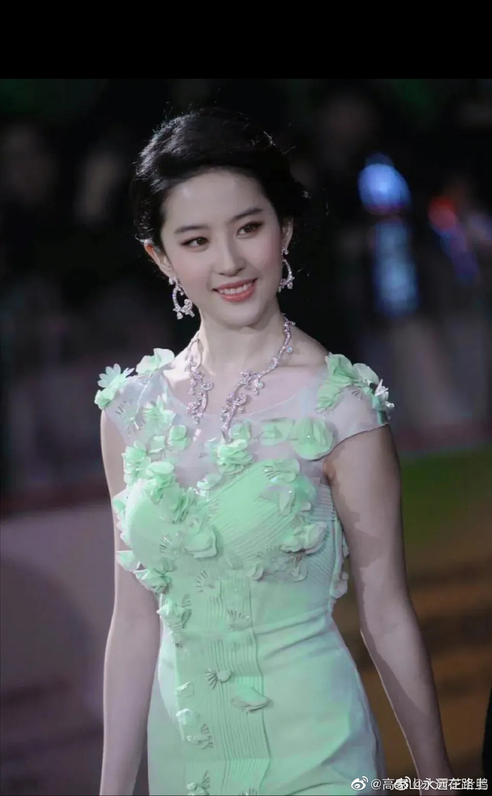 美女艺人刘亦菲,性感香肩,润泽的玉颈,完美的女神