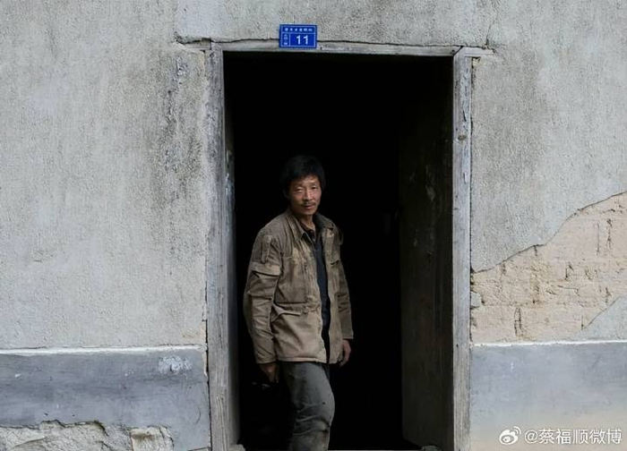 照亮了农村那些静默的瓦房,村里的单身汉们已经开始了他们的日常