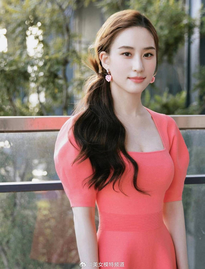 何超莲穿低领裙展露好身材 粉色爱心耳环甜度爆表__