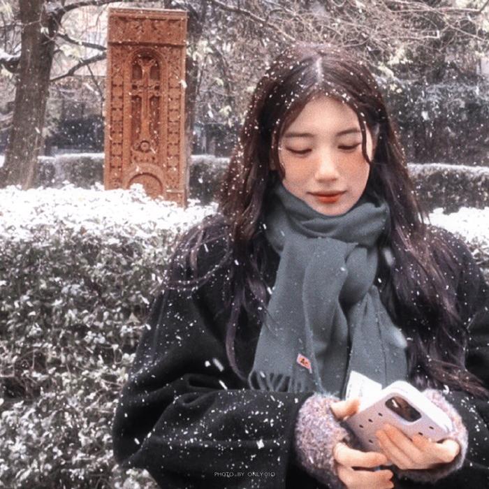 雪中布拉格 戴蓝围巾的女孩