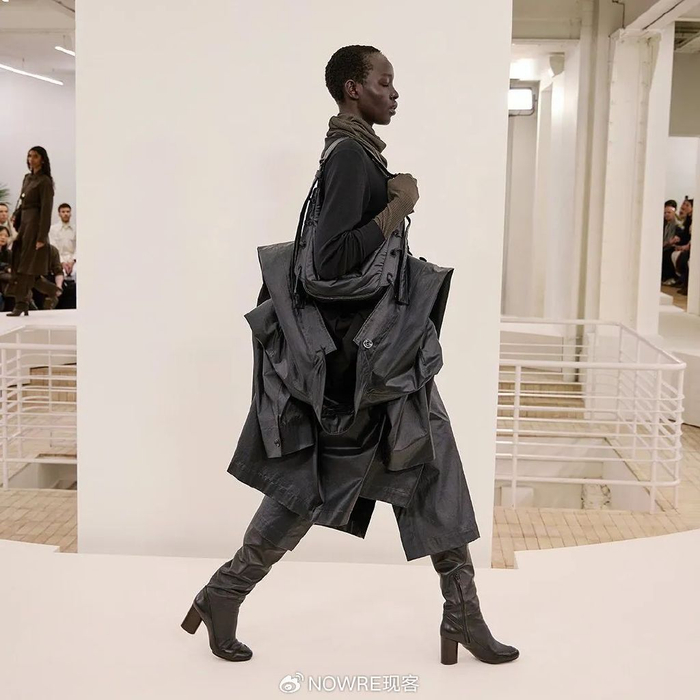 via lemairevia lemairevia lemaire主角保罗在他多雨的家乡卡利丹