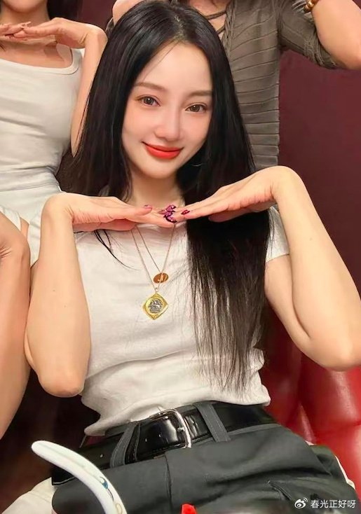 李小璐与闺蜜团合影吐舌头尽显调皮可爱却被嘲满屏科技脸