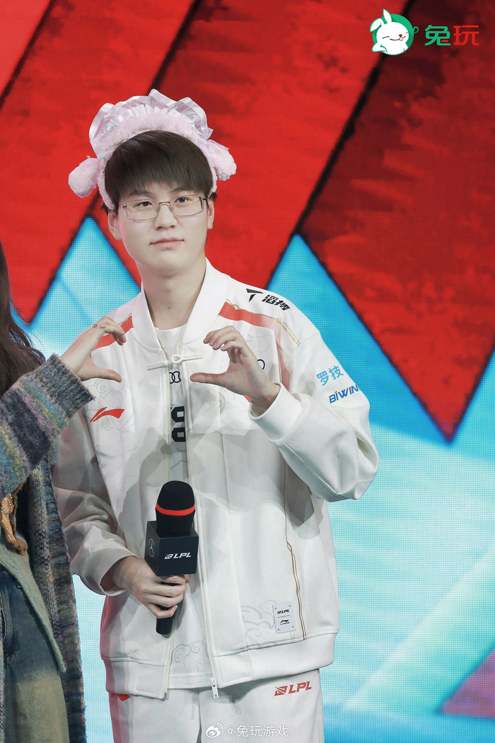 兔子乖乖送礼比心