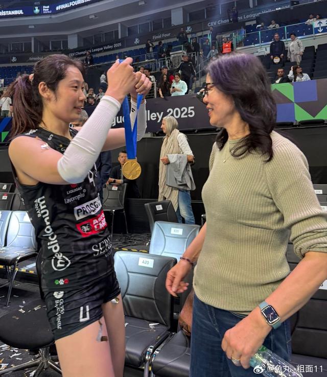 欧冠颁奖仪式上的郎导和朱婷