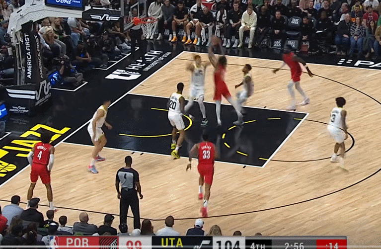 完成隔扣2 1,完成隔扣后杰伦约翰逊还恶狠狠地看了看倒地的里夫斯