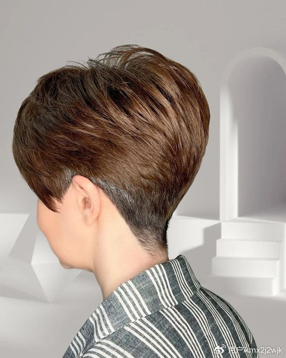 女人过了55岁,一定要试试推边短发,利落时尚显自信|短发|女性|时尚