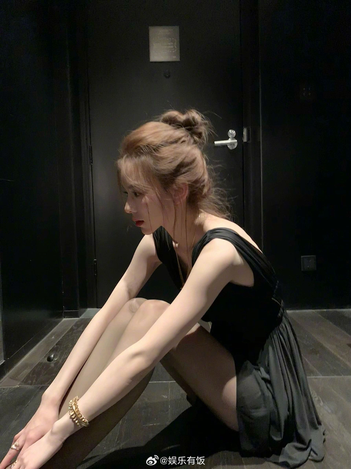 孙一宁美照袭来,满屏的纤细长腿