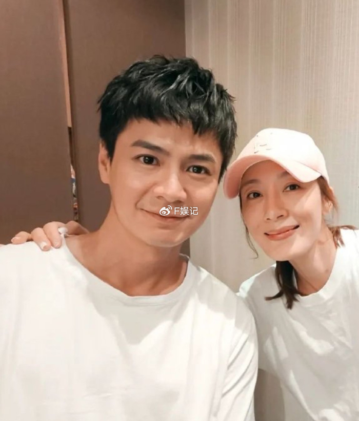 杨怡罗仲谦在外地提前一起庆生 夫妻俩抱着一对子女拍温馨全家福