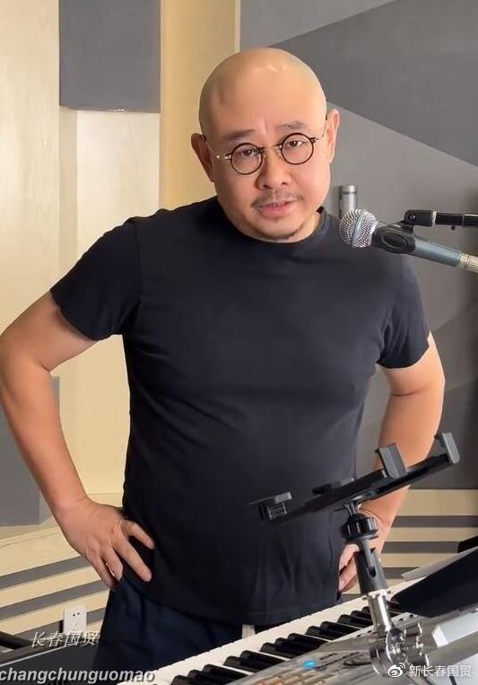 52岁刀郎罕见露面,身材发福变化大,复出发新歌却反响平平__财经头条