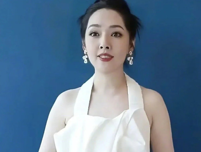 郭碧婷产后复工近照变胖发福网友越来越像向太