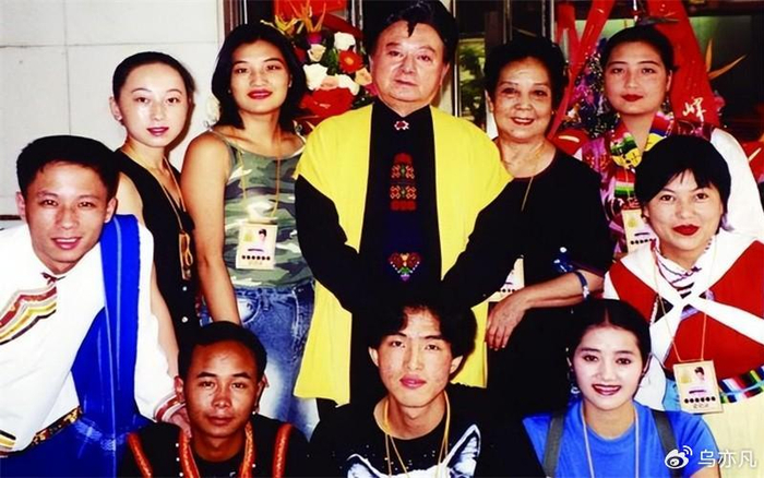 1930年,胡松华出生于北京.他的家世是非常显赫的,祖上是满洲镶黄旗.