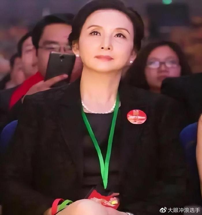 最美嫦娥邱佩宁,65岁仍是仙女模样,冯小刚:我都惊呆了!