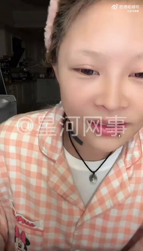 顾茜茜说以前屁股上纹"用力"纹身是最傻b的