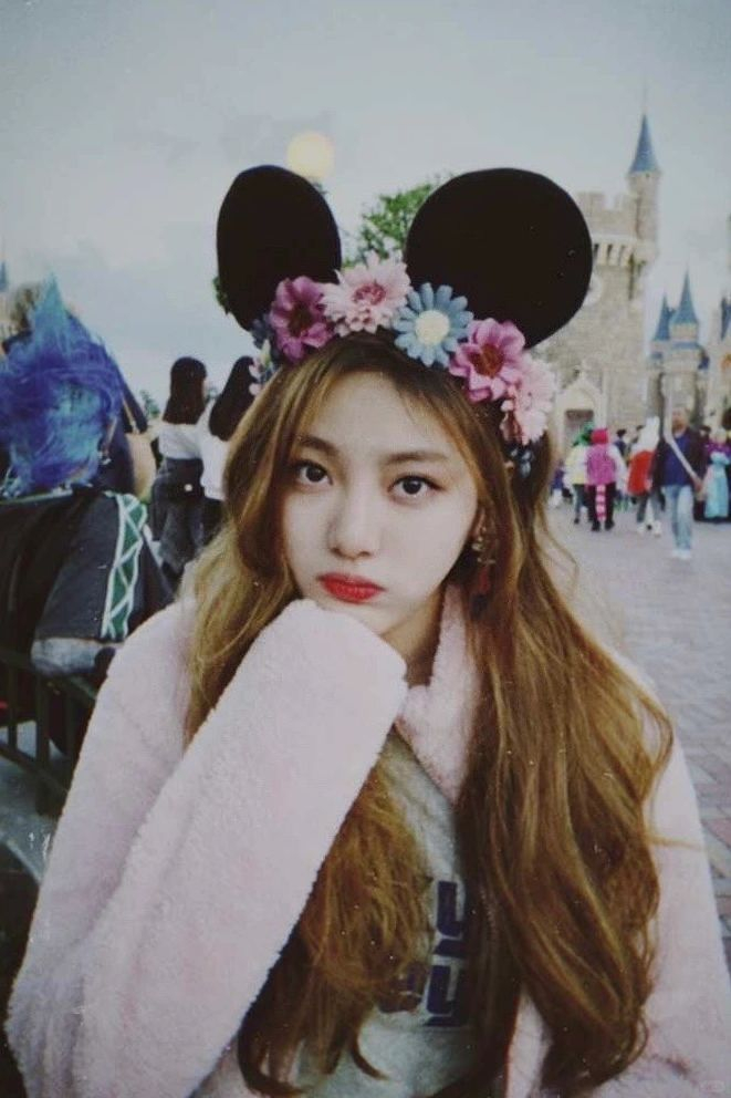 宁宁自己发的出道前旧照继续考古练习生时期的宁宁你小汁好像没有尴尬