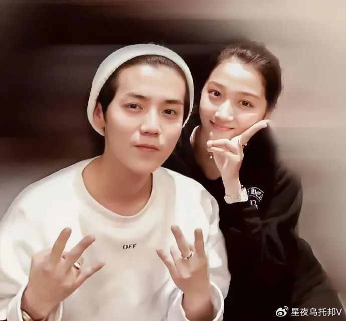 但其实不是,早在2016年,鹿晗就认识关晓彤了.