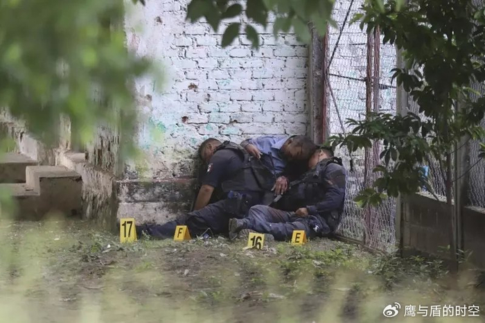 墨西哥南部13名地方员警遭枪杀惨案现场曝光
