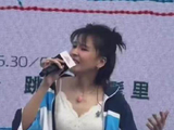 长沙草莓音乐节上，曾沛慈唱完一曲后，因舍不得粉丝又清唱了两首歌