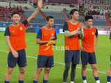 泰山队vs浙江队赛前，现场集体致敬5名国足亚运季军小将