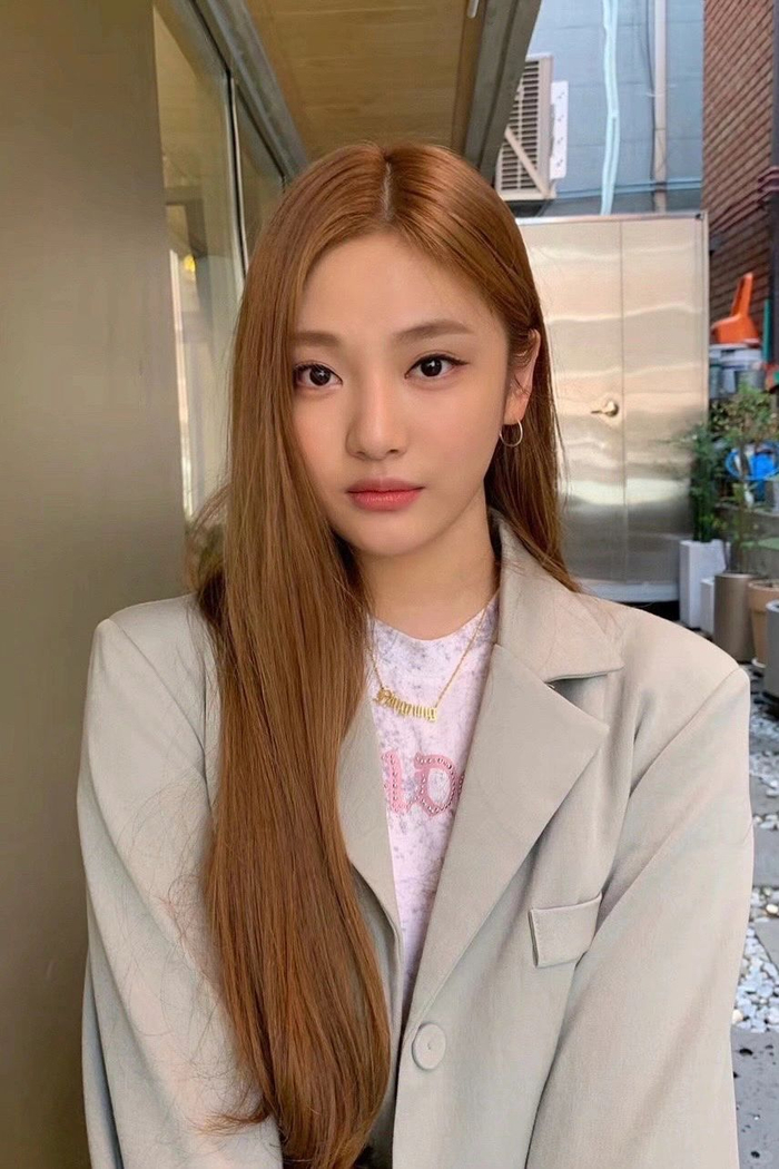 宁宁自己发的出道前旧照继续考古练习生时期的宁宁你小汁好像没有尴尬