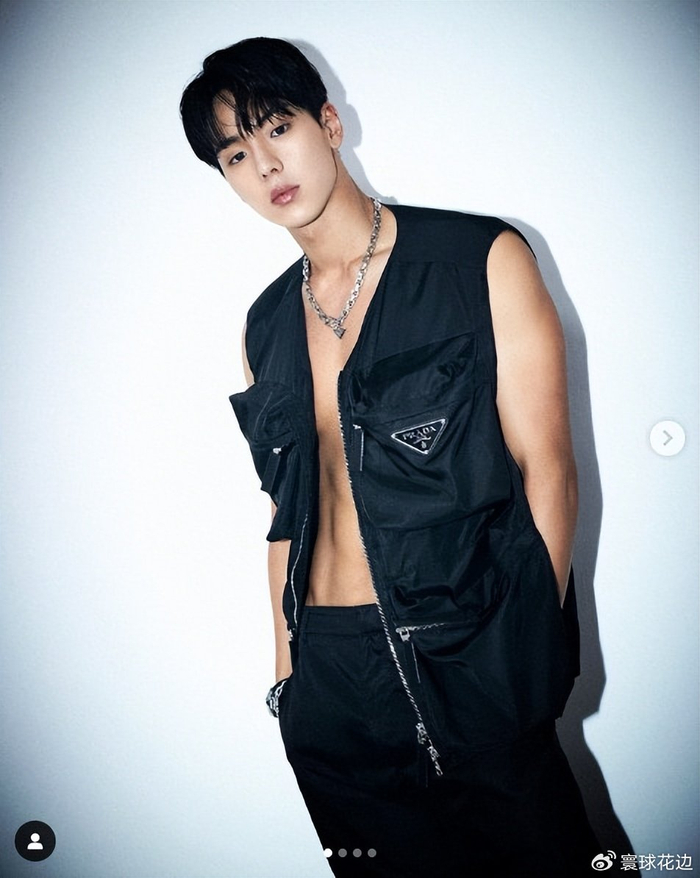 男团monsta x成员shownu明明有着健壮的身材,但却同时拥有「黑洞美」