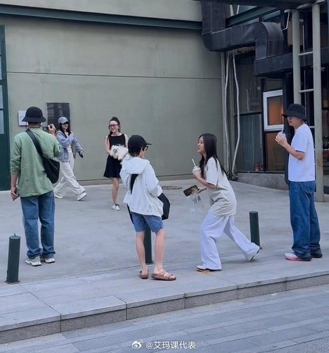 杜江霍思燕带着嗯哼，贾乃亮与前妻带着甜馨，两家人一起出游，看起来很温馨