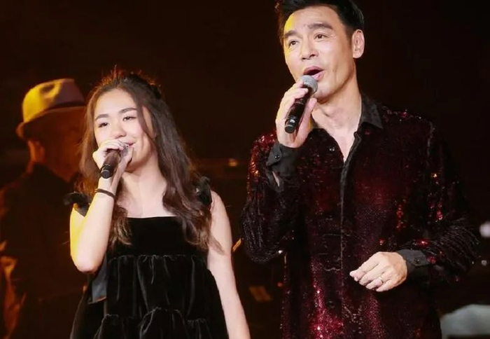 70岁知名港星晒女儿美照，网友纷纷喊岳父，三位女儿一个比一个美