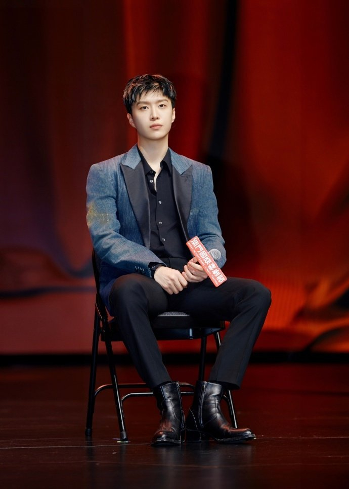 范丞丞身穿高定牛仔西装帅气拉满