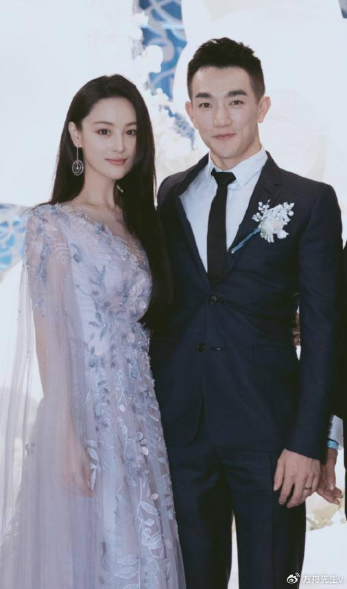 张馨予和老公海边度假被偶遇,何捷为妻子拍美照,结婚6年甜蜜依旧