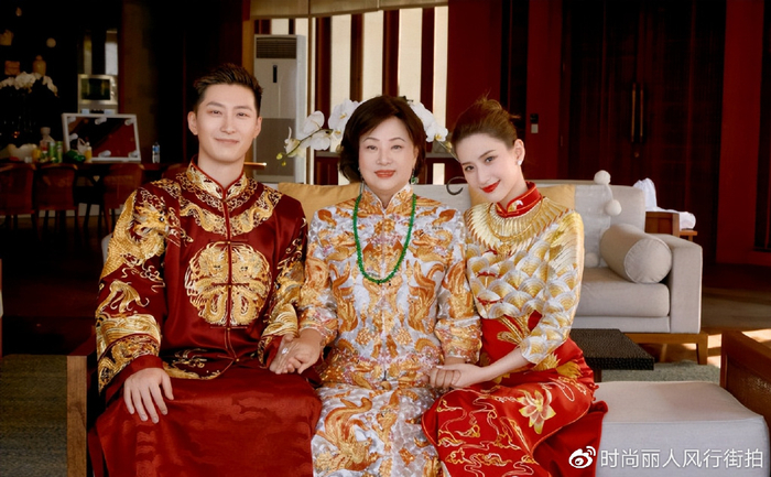 赌王三太美上热搜了!穿中式旗袍嫁女儿,新娘何超莲凤凰旗袍惊艳