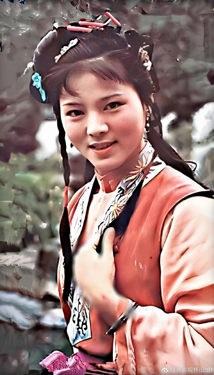 87版《红楼梦》袭人剧照:看似温顺乖巧的丫头,实则颇有心机|宝玉|丫头