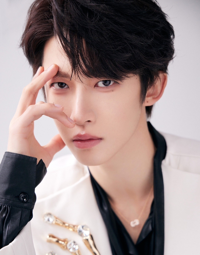 刘宇白色西装搭配黑色深v绸带,一整个被帅到!