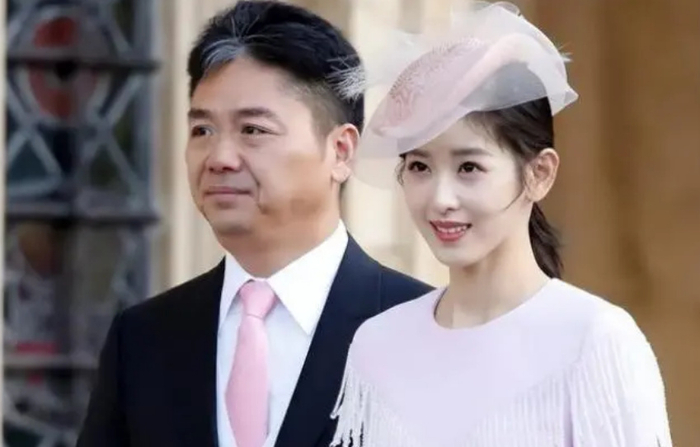 刘强东神秘长子,坐拥百亿身家,生母成谜,奶茶妹妹也要忌惮三分|章泽天|徐新|龚晓京|二胎|两人_新浪娱乐_新浪新闻