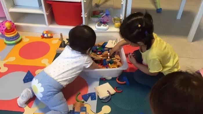 孩子乱扔玩具，妈妈只用一招，让他乖乖自己整理