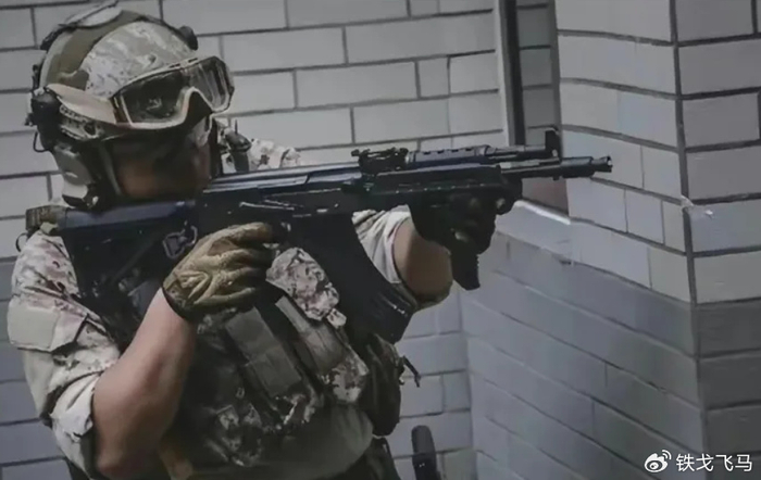 当然,这种军用耳机仅仅是现代单兵作战装备的其中一种,除此之外还有