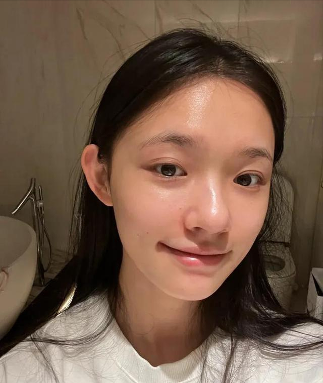星女郎林允晒变妆视频,素颜出镜遭群嘲,被调侃比普通人还不如