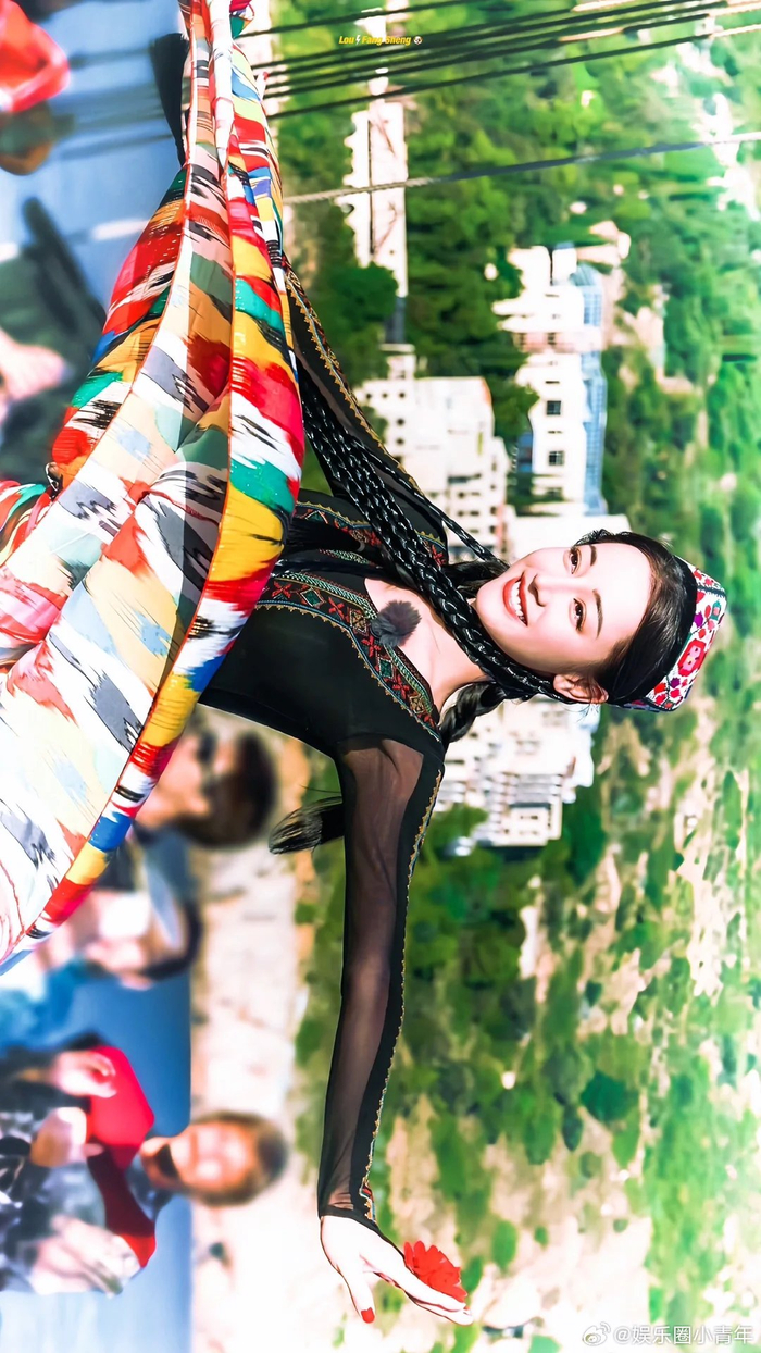 穿上自己民族衣服的迪丽热巴美得像一幅画