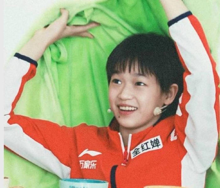 陈若琳骑电动车驮全红婵,却被网友实名举报不戴头盔__财经头条