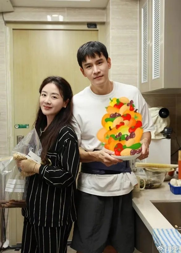 经超晒一家四口合照,20岁大女儿露正脸,与同母异父妹妹关系亲昵|凌云