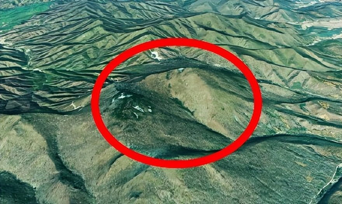 吉林通化发现世界首个高山陨石坑,深达400米,独有天石石瀑奇观