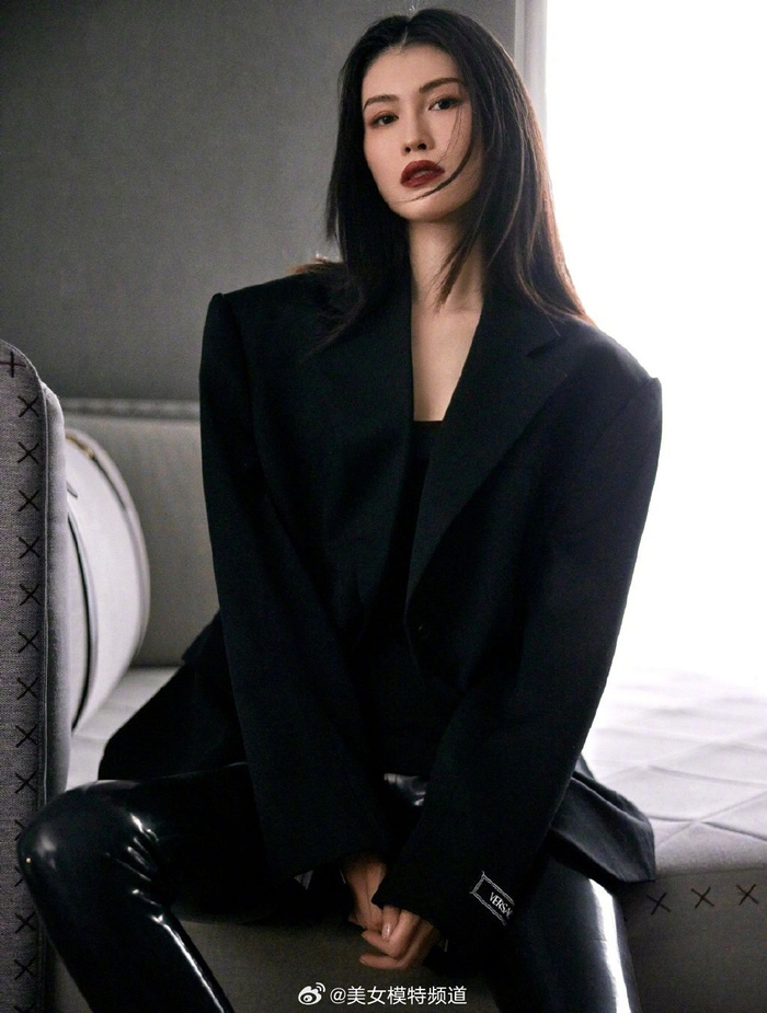 何穗穿黑色西服外套内搭吊带长发披肩眼神冷冽气场十足