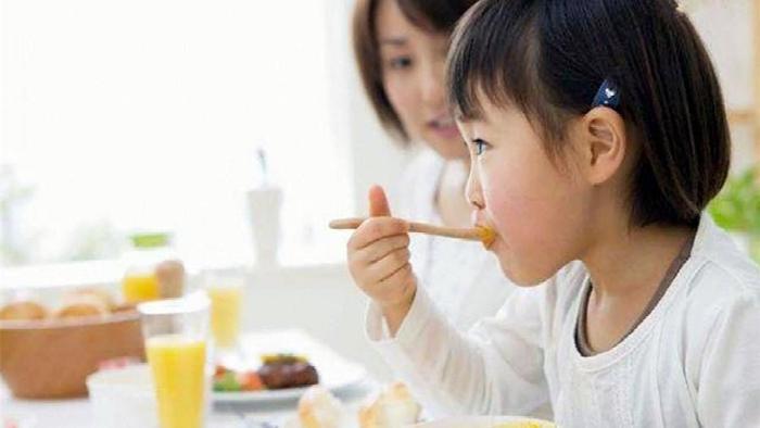 明明吃得很多，却不长身体，这些食物别再给孩子吃了