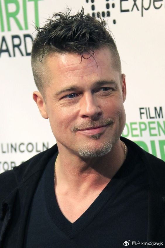 三,周边铲短莫西干此外,可以通过使用发胶或发蜡,稍微调整发型的造型